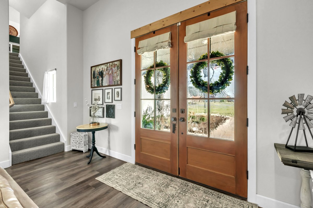 Picture of the entry way of a house